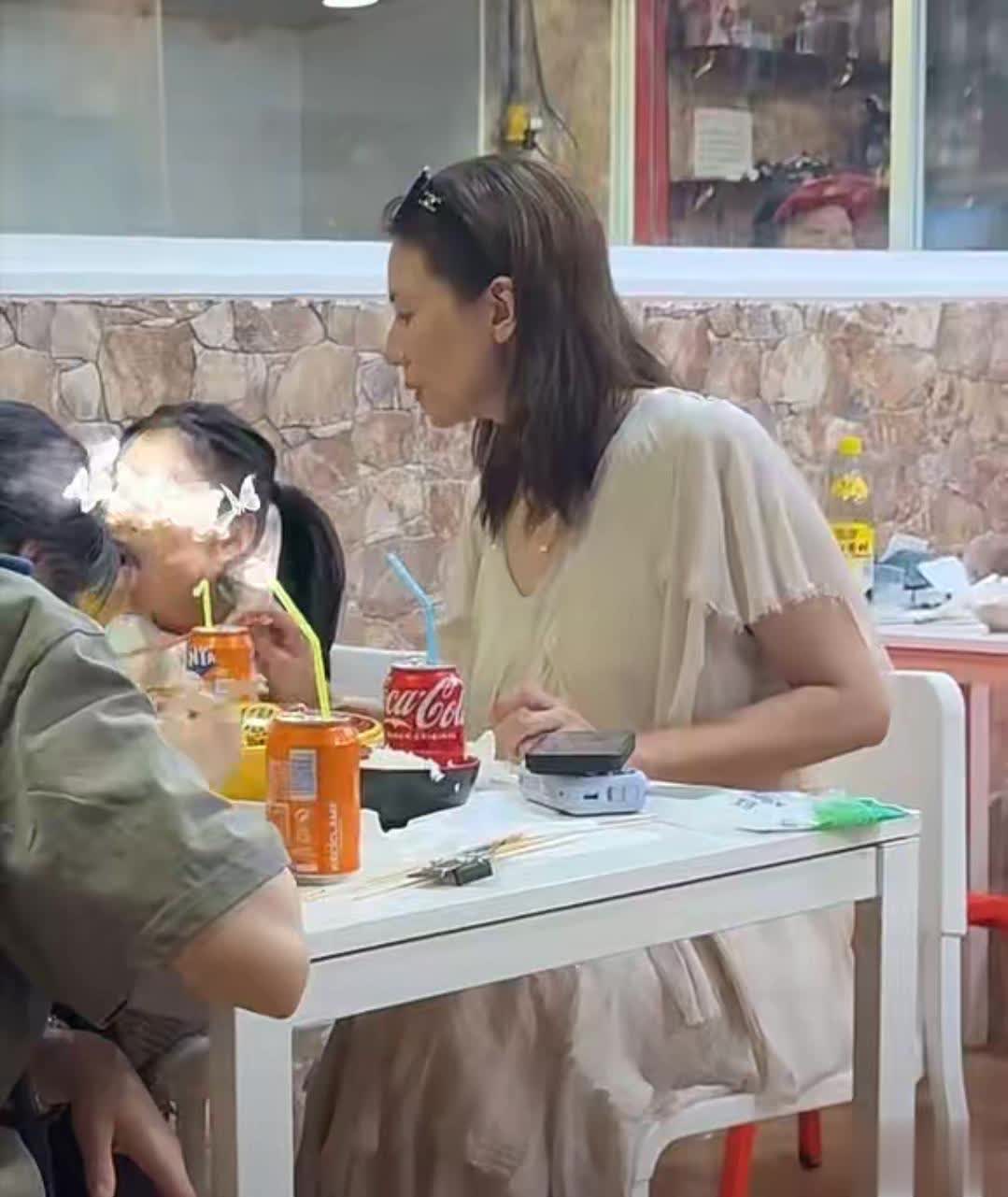 高圓圓6歲女兒首曝光！五官似趙又廷，對(duì)鏡頭做可愛(ài)動(dòng)作