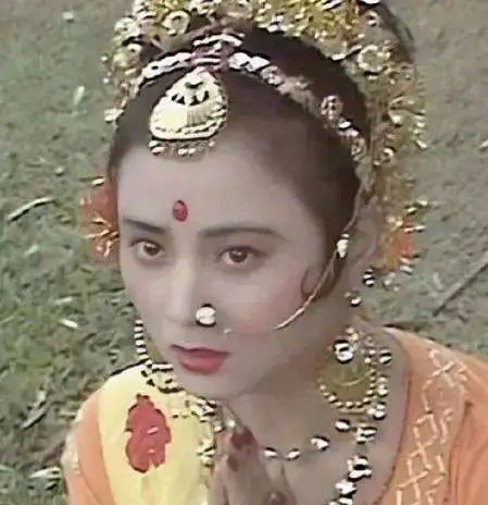62歲“玉兔精”李玲玉落魄賣(mài)唱，坎坷情史曝光，混血兒子超帥