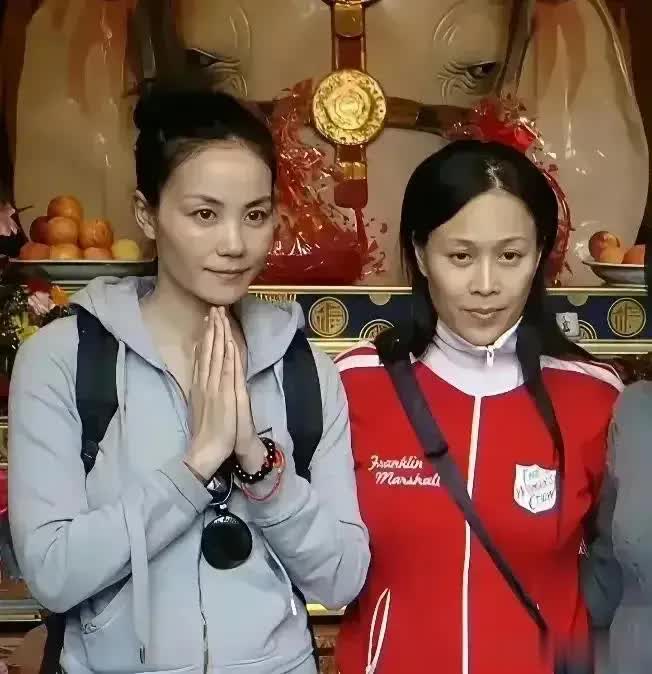王菲一人寺廟祈福素面朝天，粉絲偶遇稱無距離感！ 