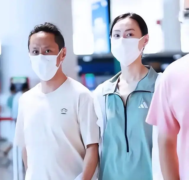 梁洛施馬浴柯現(xiàn)身機(jī)場(chǎng)送長(zhǎng)子登機(jī)，男友比她矮半個(gè)頭