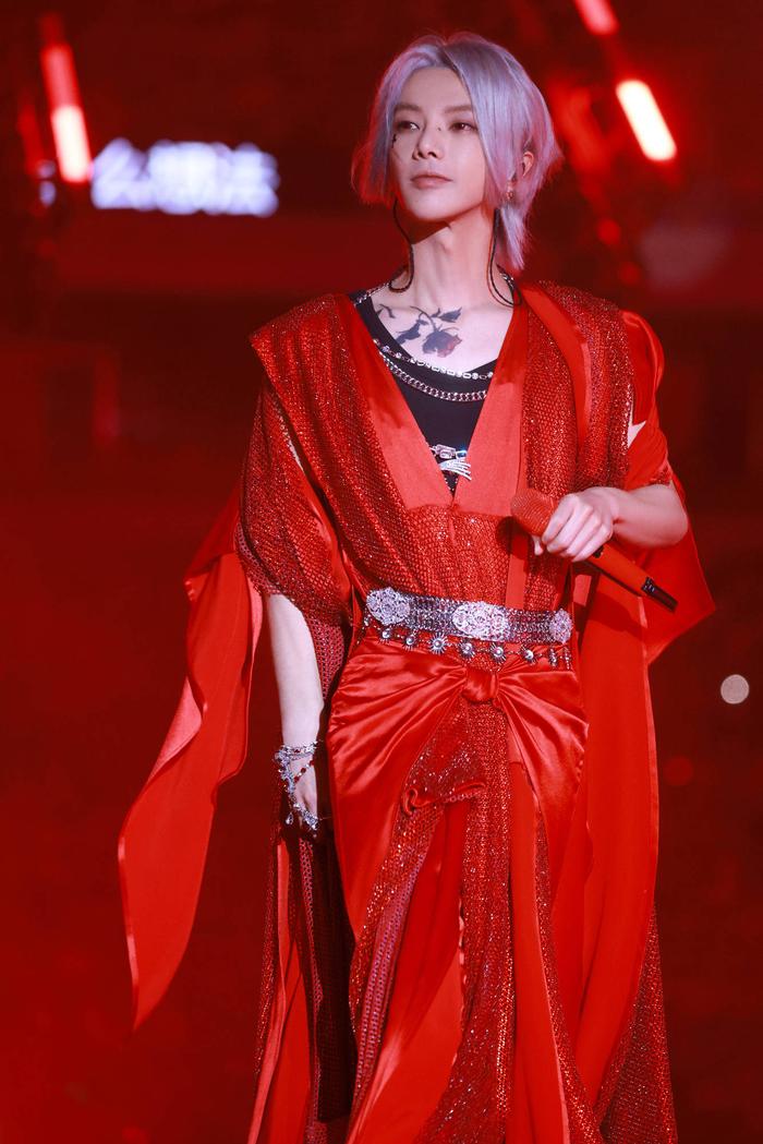 華晨宇火星演唱會沈陽站燃爆盛夏 “火星”四面臺首臨東北