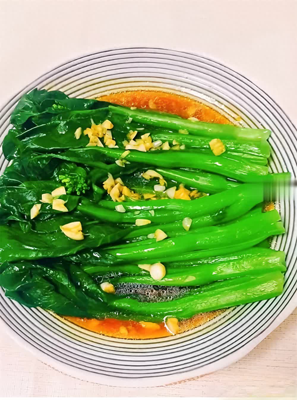 白灼菜心別直接下鍋煮，多做一步鮮嫩翠綠，比肉還解饞