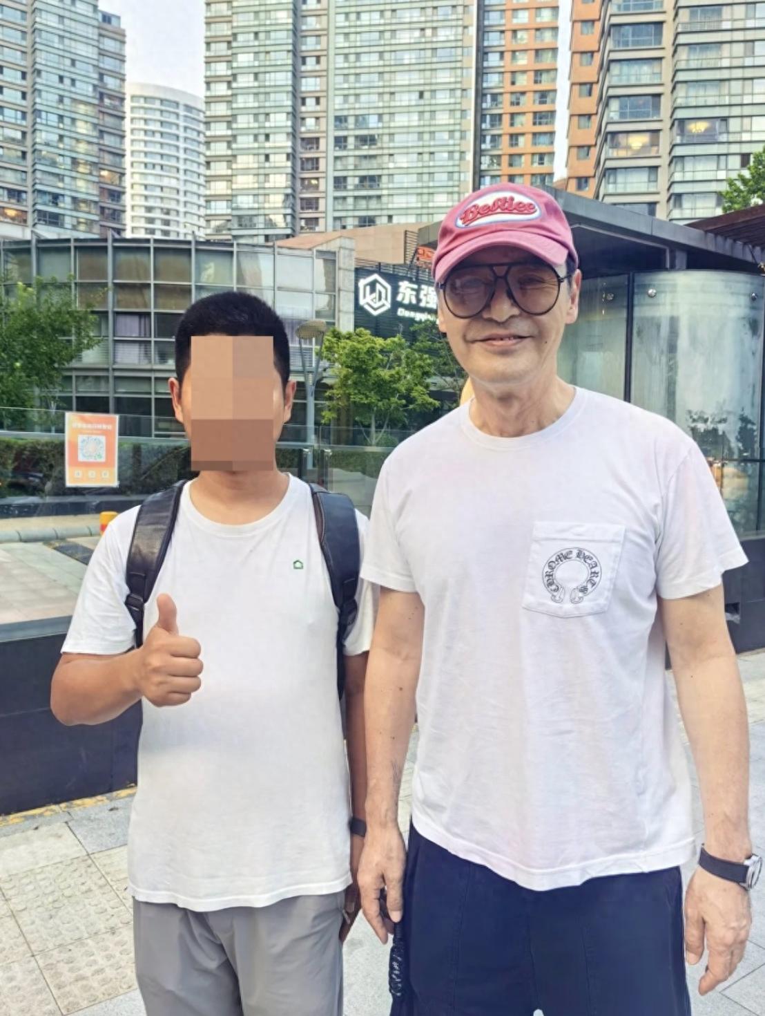 72歲鐘鎮(zhèn)濤北京看房，為21歲次女安置新居，國內(nèi)多地有房產(chǎn)