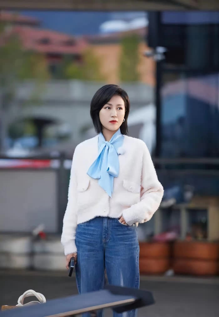 鮑蕾當(dāng)媽后狀態(tài)超年輕！藍(lán)襯衫配水貂絨外套減齡顯氣質(zhì)