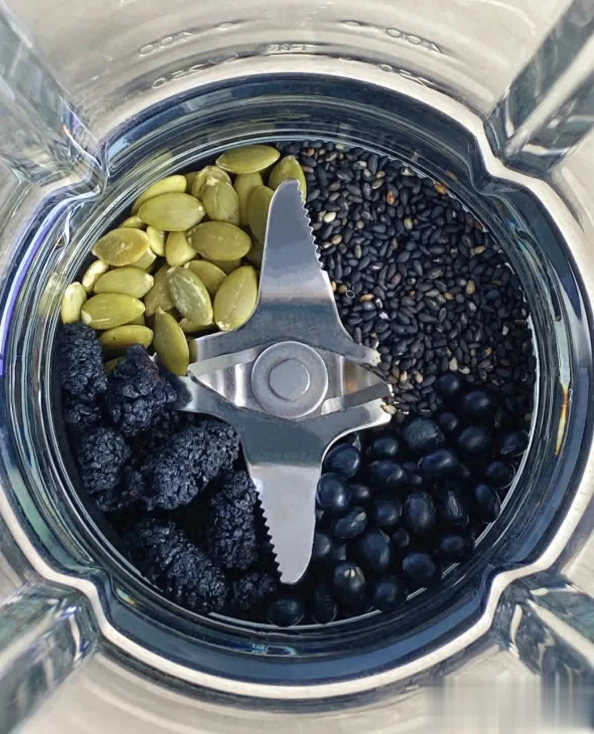 低估南瓜子豆漿威力，白發從發根轉黑逆襲成功