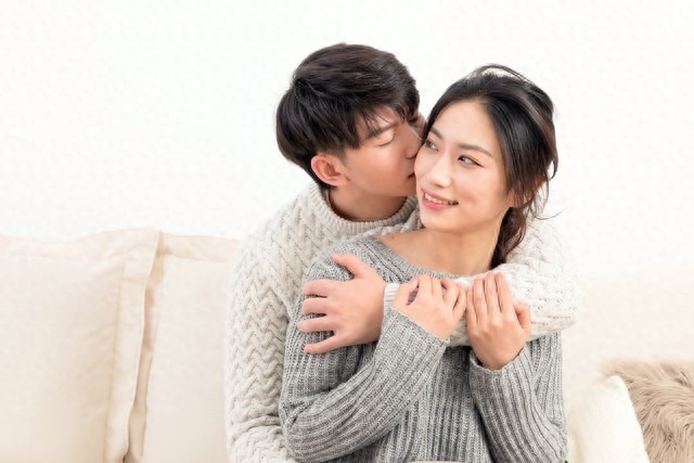 比起陌生人的新鮮，我們更貪熟人的“安全感”