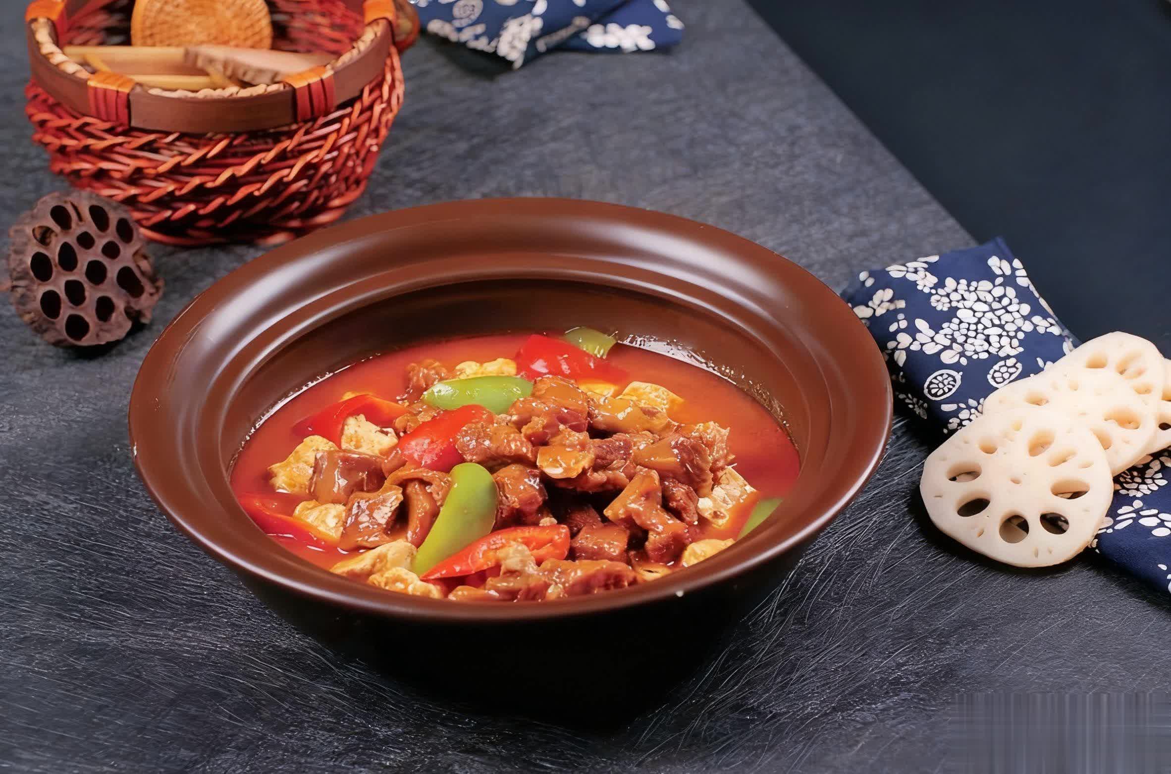 牛腩燒嫩豆腐、小炒鹵肥腸、百香果汁馬踏湖鮮藕