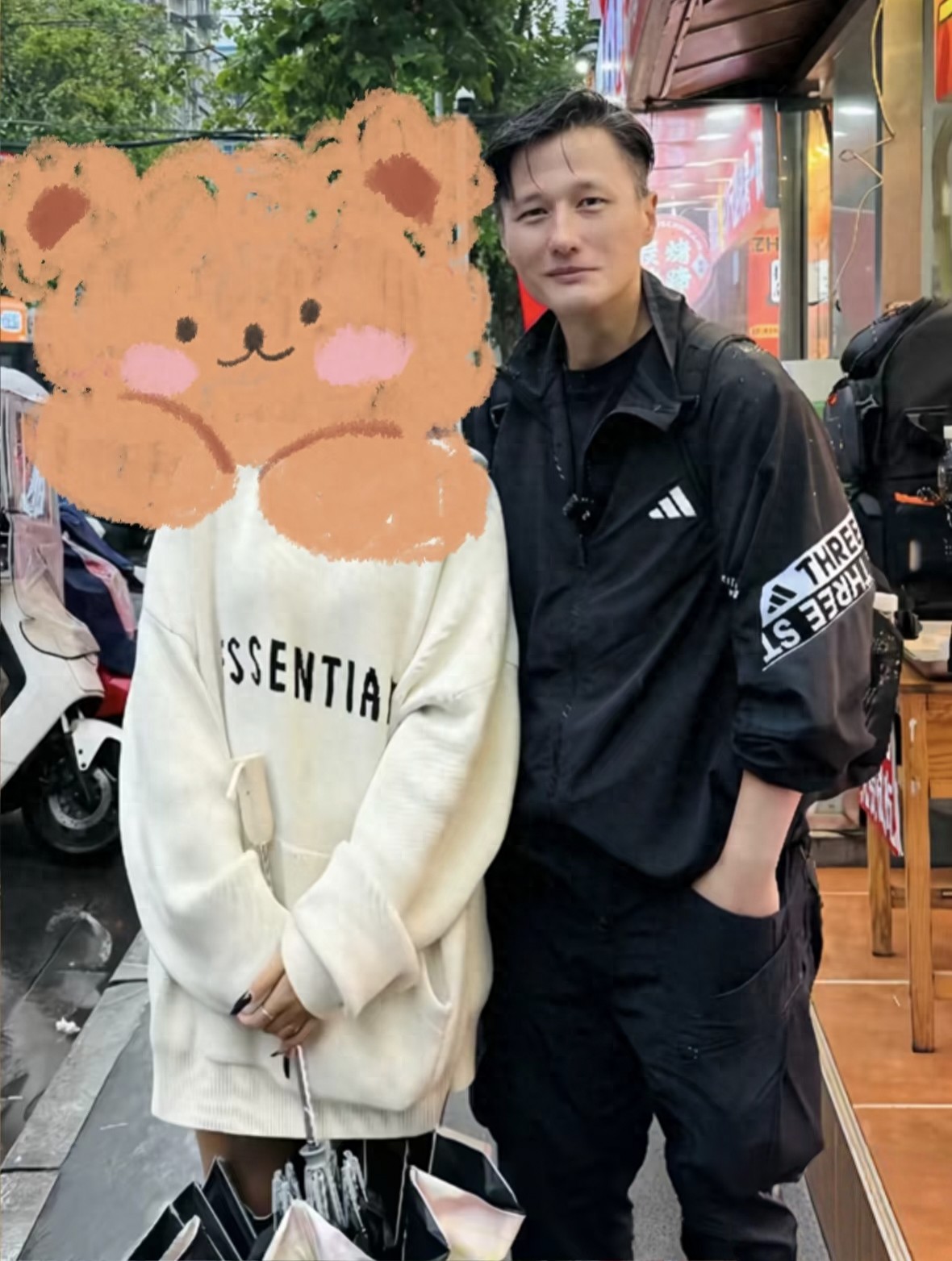 尹子維與未婚妻徐冬冬徐州吃燒烤，接地氣旅游超吸睛 