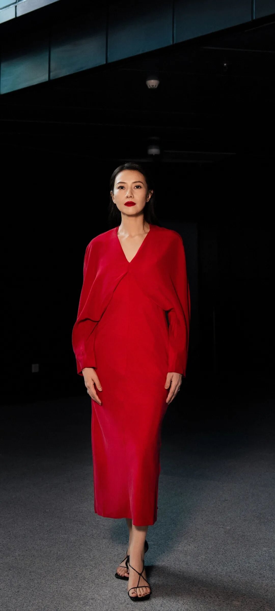 高圓圓不愧是“國民女神”，高開叉露背裙成熟魅力太養(yǎng)眼