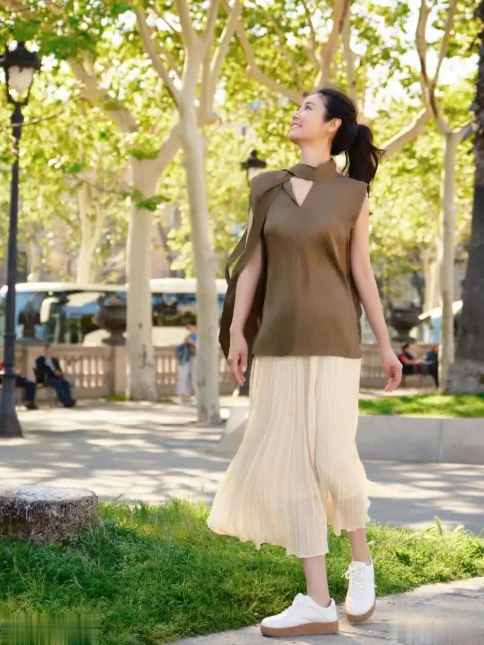 49歲“林心如”帶火“哪吒褲”，搭粉T恤老爹鞋洋氣減齡