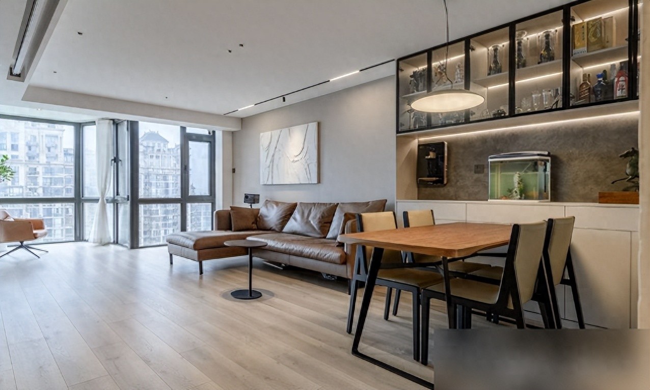 越来越多人不装电视机，学年轻人这么做高级美观又实用