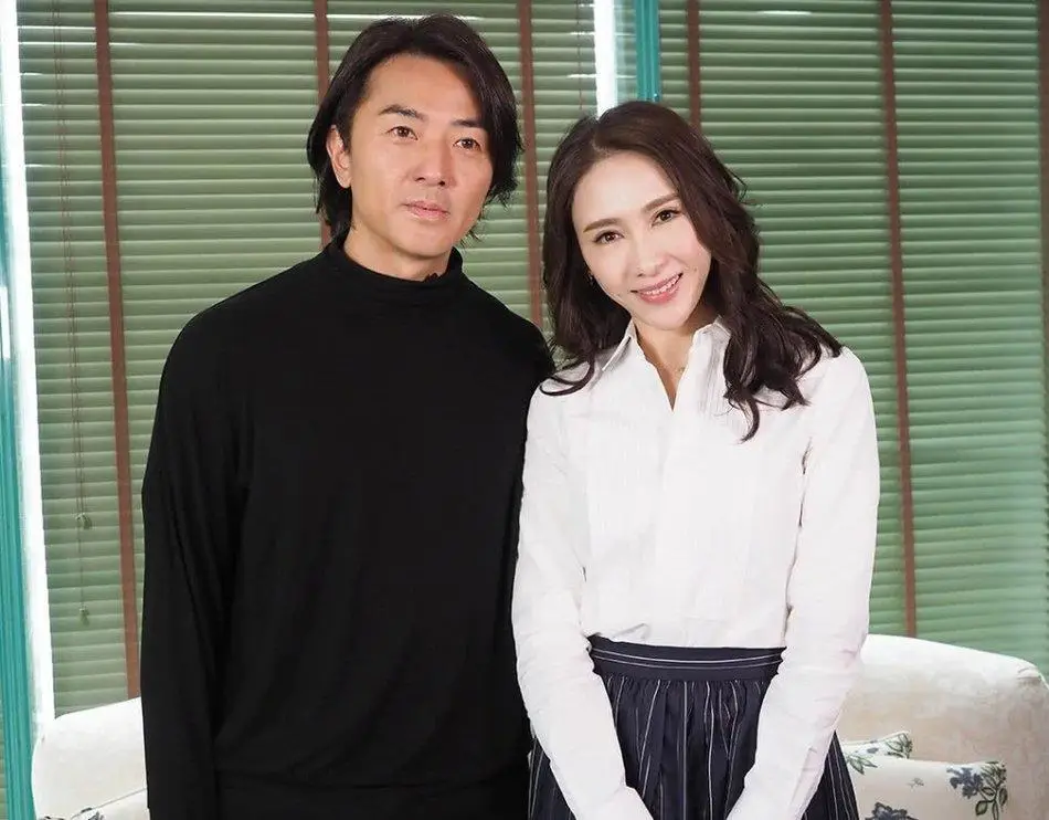 48岁黎姿同框52岁郑伊健，白衫半裙长卷发嫩回少女