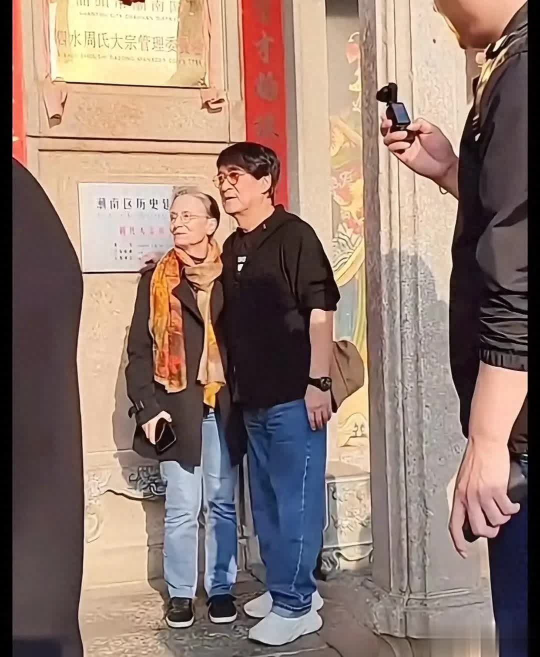 64岁周华健携妻儿回汕头祭祖，老婆气质佳儿子颜值高圈粉