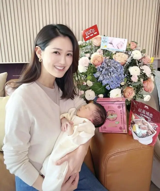 TVB恩爱夫妻为儿子庆满月晒写真，可爱模样引赞，有意生三胎 