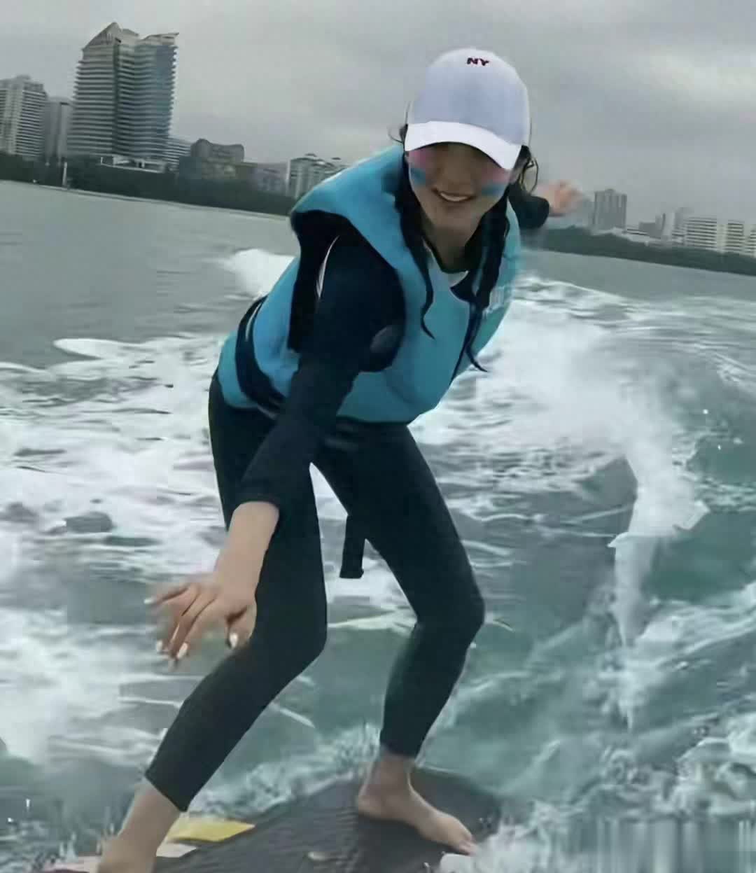 马龙老婆夏露出海度假，站冲浪板比心，哪像俩娃妈！ 