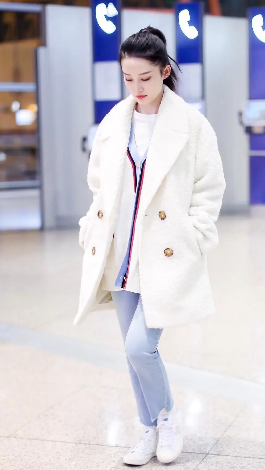 李沁巴掌脸配羊羔毛大衣，高马尾搭牛仔裤超洋气！ 