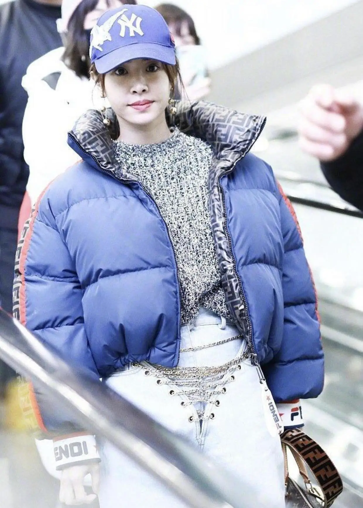 蔡依林蓝羽绒服搭棒球帽，轻松美出国际范