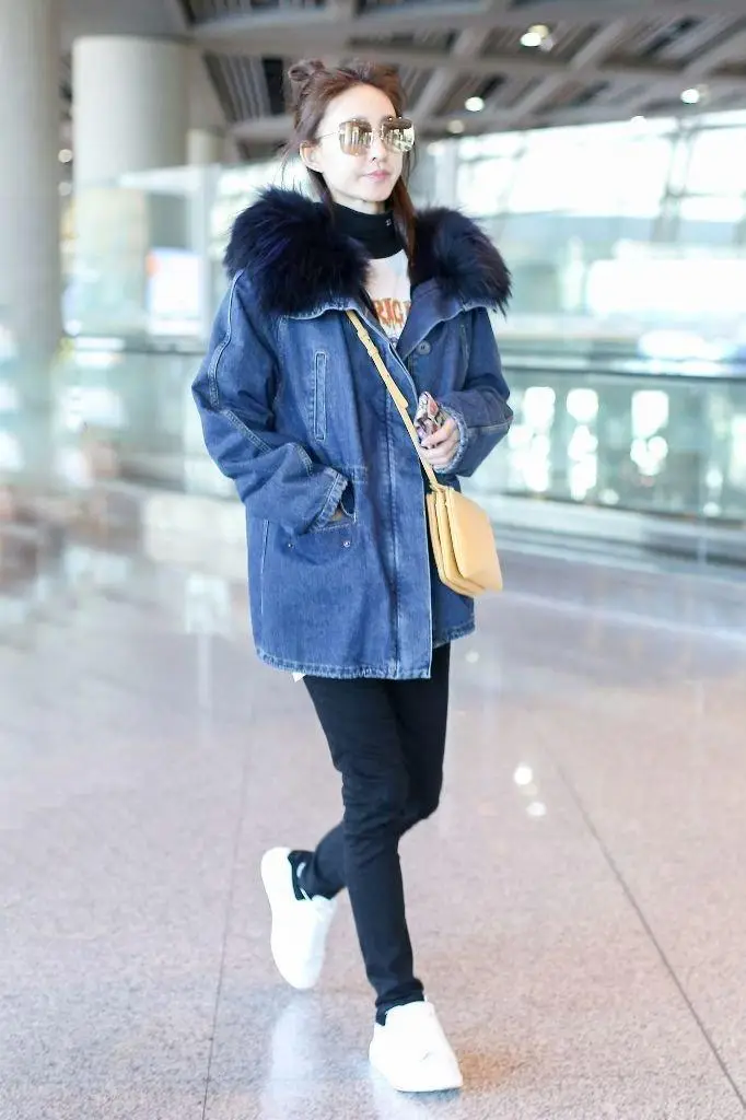 王丽坤机场牛仔外套搭T恤，半扎丸子头超减龄