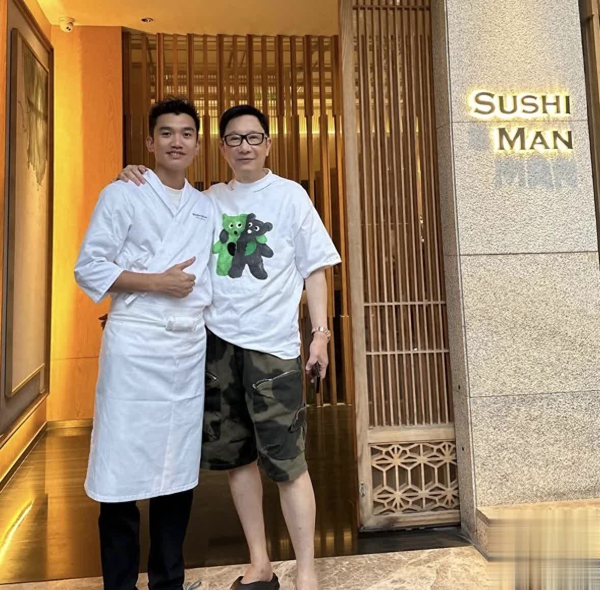 杜德偉攜小24歲妻子聚餐，61歲呂方同席，茅臺香檳喝到臉通紅