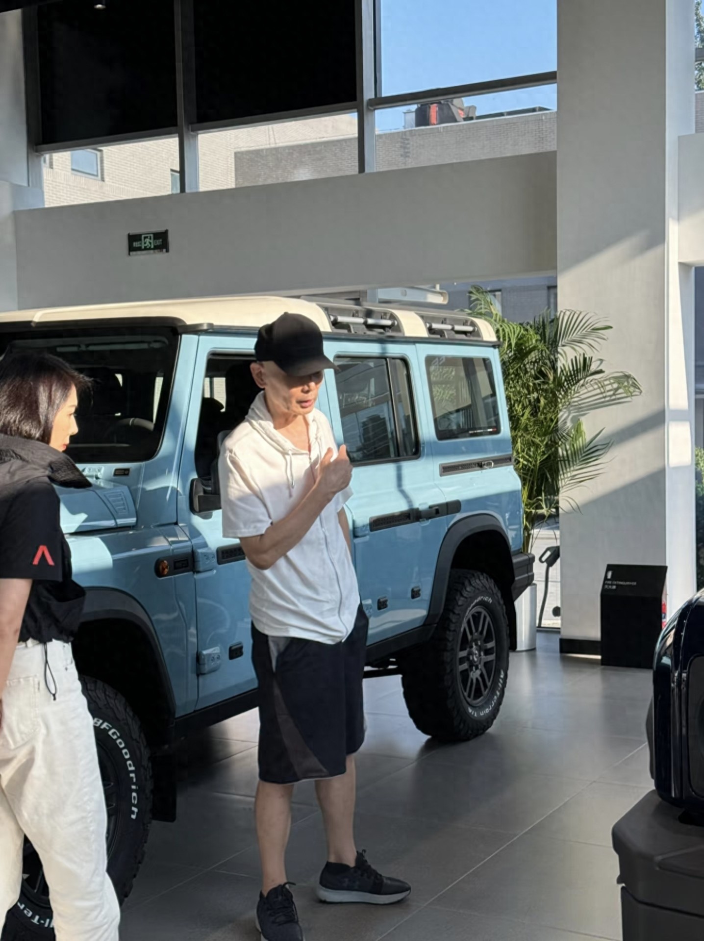 葛優親赴北京提價值約90萬越野車