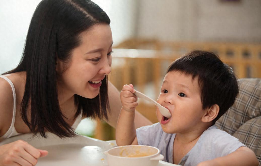 孩子長大后跟你親不親，看吃飯樣子八九不離十