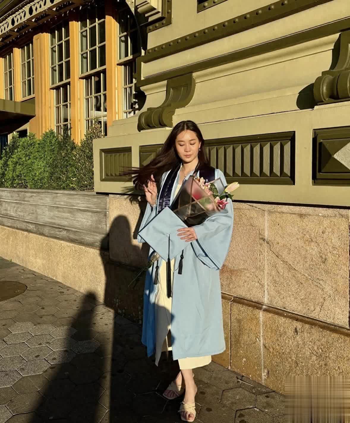 李連杰22歲女兒大學畢業，畢業禮狂歡家人未到，神似利智