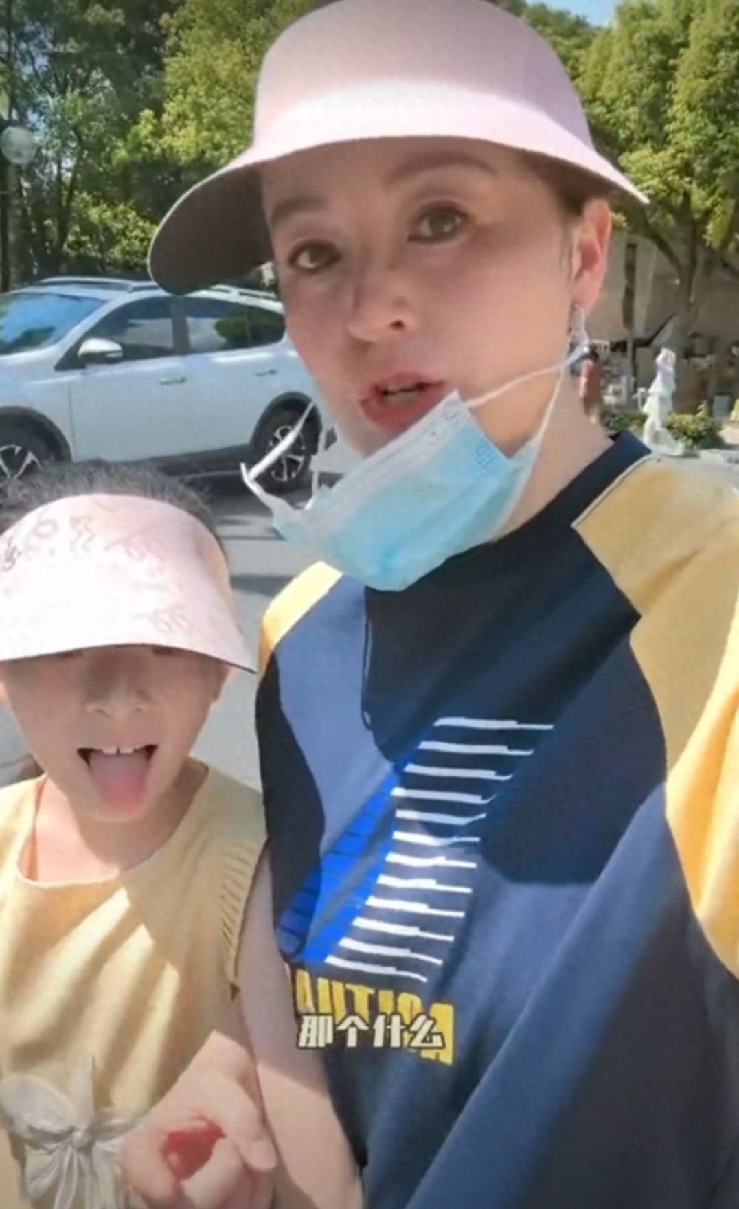 戴嬌倩帶9歲女兒看病，面容憔悴消瘦，一年僅長2厘米
